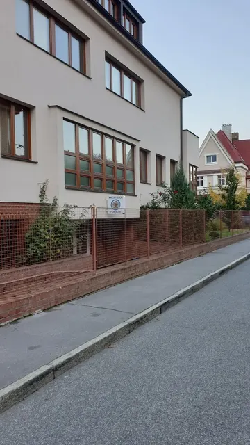 Vstup do ordinace z Hermelínské ulice